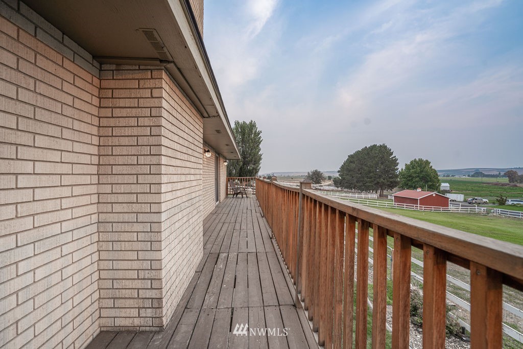871 South Crestline Road Othello, WA 99344 - Photo 7 of 39 a view of balcony with furniture