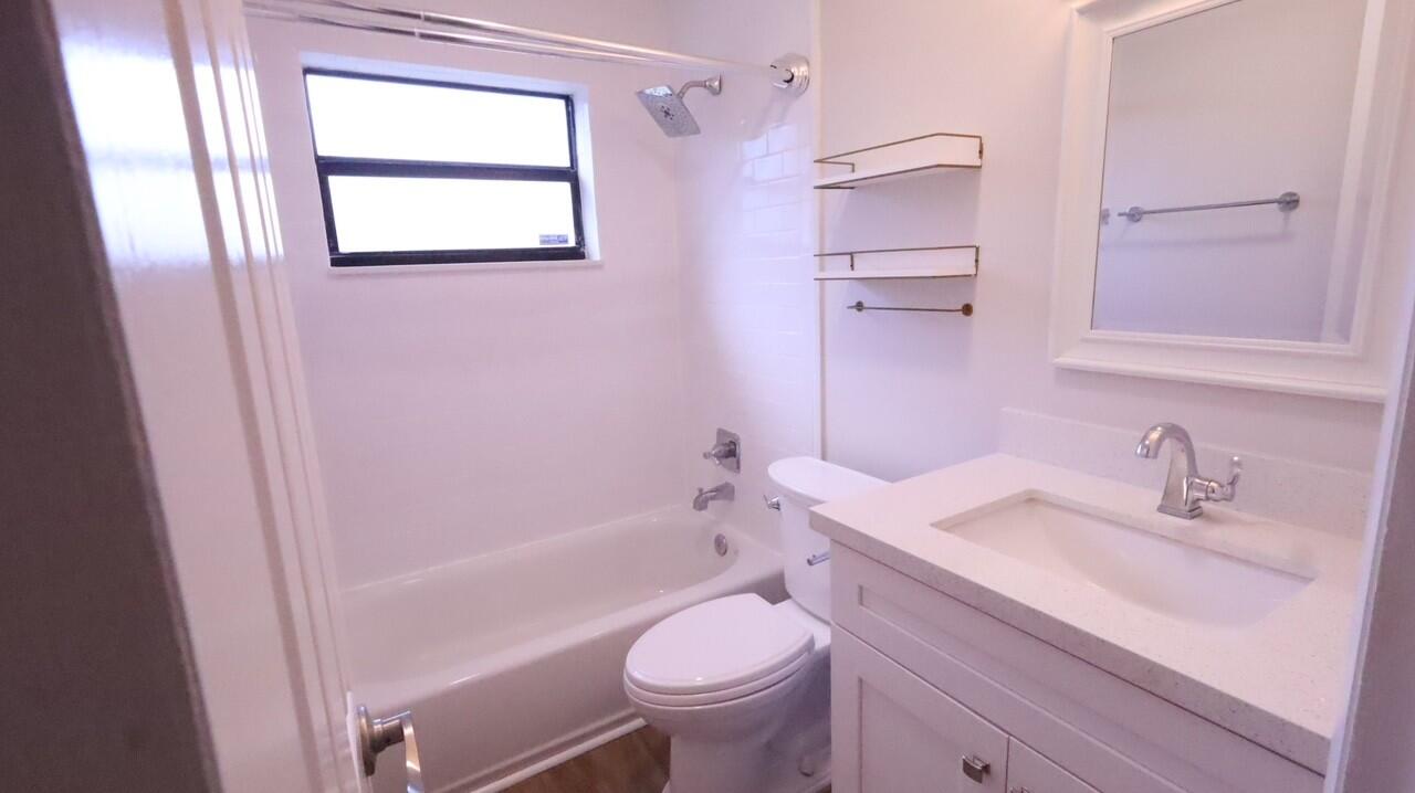 700 North Perry Avenue Jupiter, FL 33458 - Photo 13 of 33 guest bath p