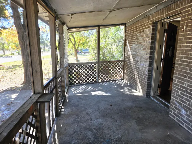 a view of entryway with a floor to ceiling window