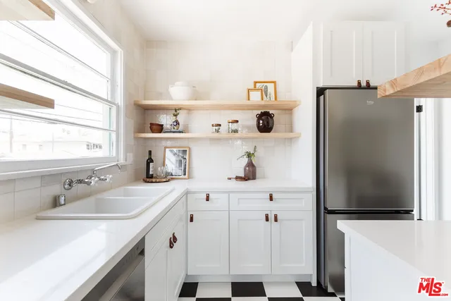 $995,000 | 519 1/2 Rose Avenue, Venice, CA 90291