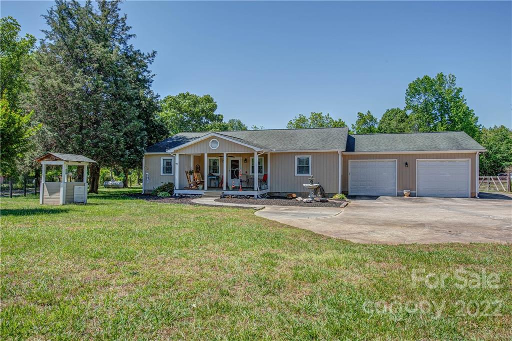 5487 State Rd S-46-557 Clover, SC 29710 - Photo 1 of 32 a front view of a house with yard and green space