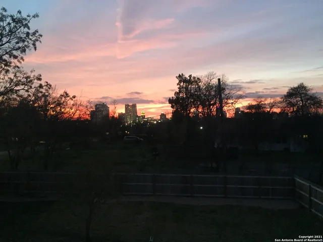 a picture of table and chairs