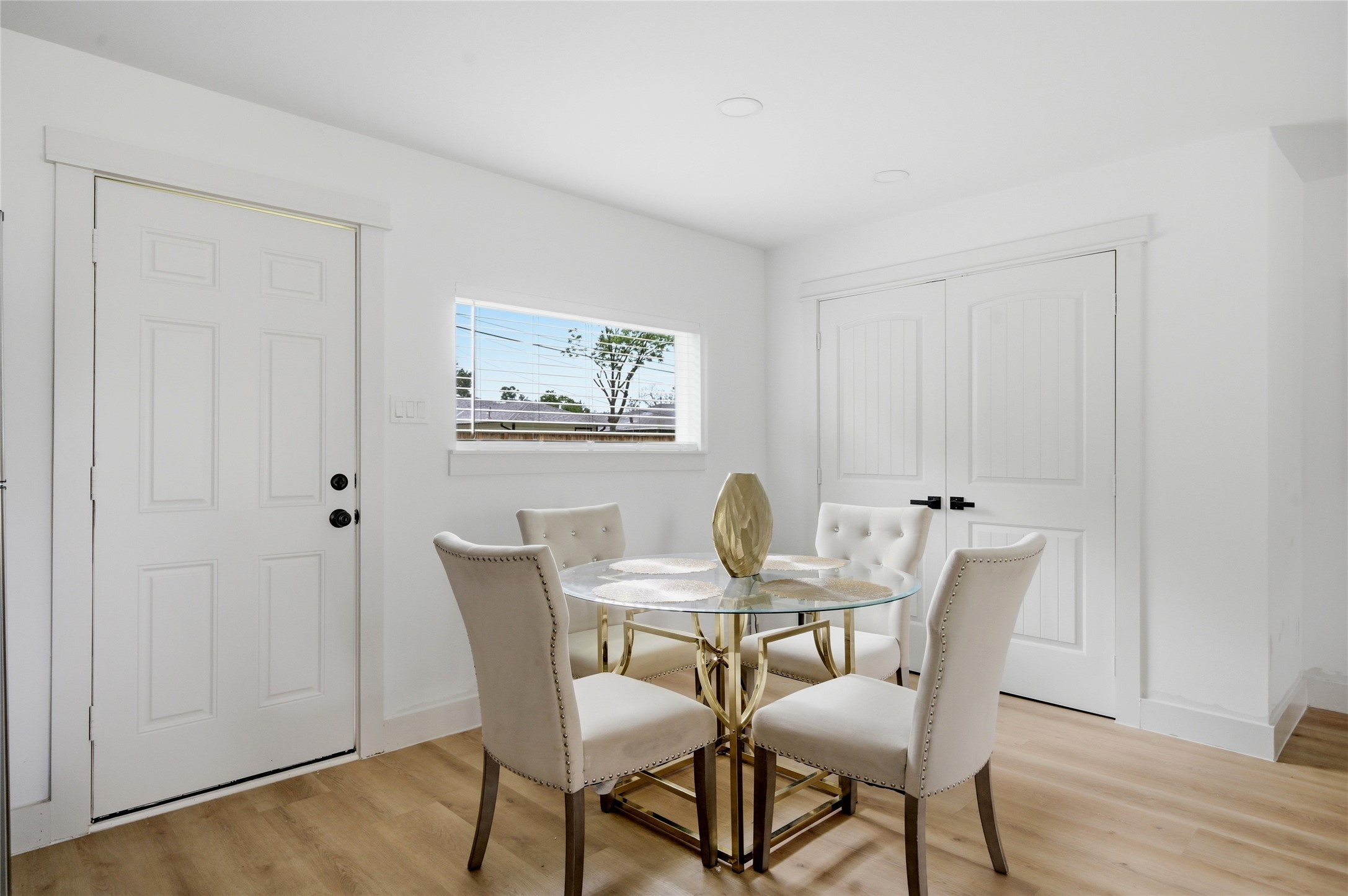 5114 Keystone Street Houston, TX 77021 - Photo 6 of 27 Cozy dining area right off the entry, flooded with natural light