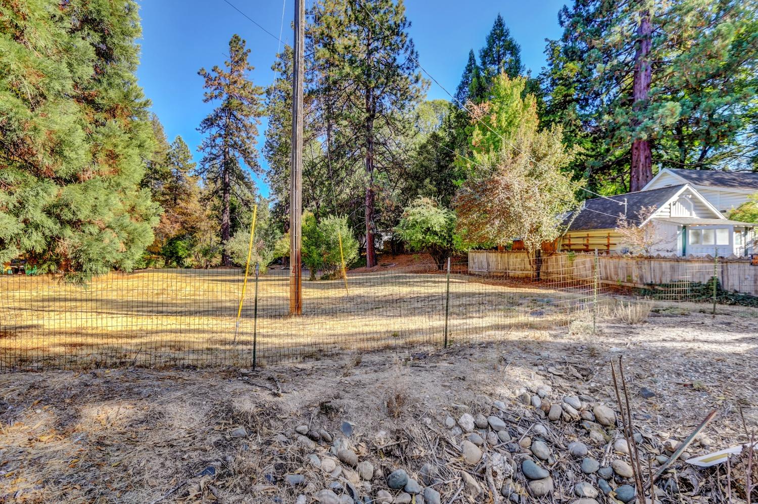 728 Old Washington Road Nevada City, CA 95959 - Photo 8 of 65 a view of a yard with wooden fence