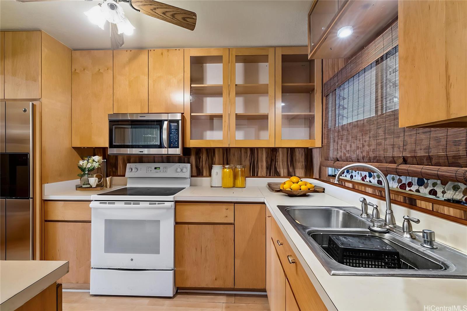 96-214 Waiawa Road, Unit 85 Pearl City, HI 96782 - Photo 4 of 10 a kitchen that has a sink and a stove
