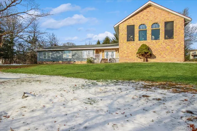 a view of a house with a yard
