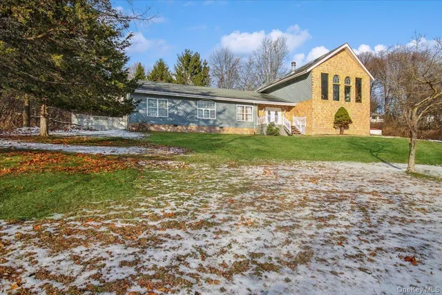 a view of a house with a yard