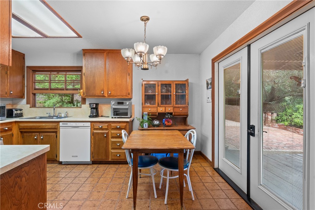 6650 Toro Creek Road Atascadero, CA 93422 - Photo 8 of 28 Dining Area + Kitchen