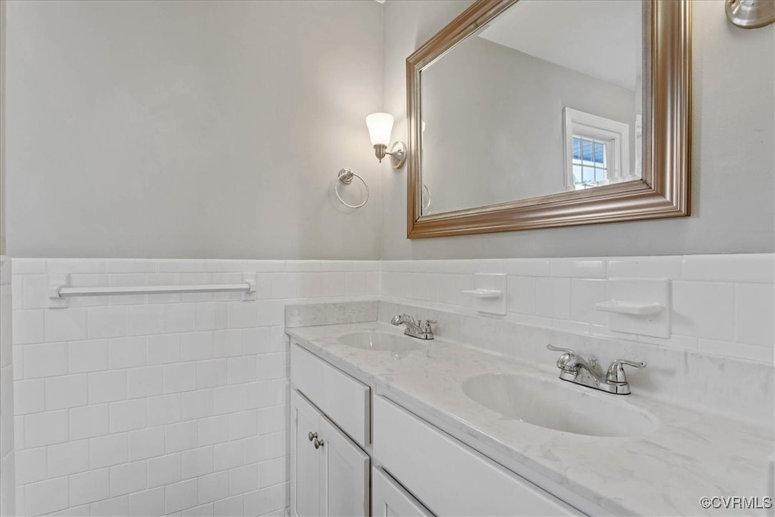 1007 Forestview Drive Colonial Heights, VA 23834 - Photo 30 of 40 Hall Shared Bath with double sinks and tub/shower