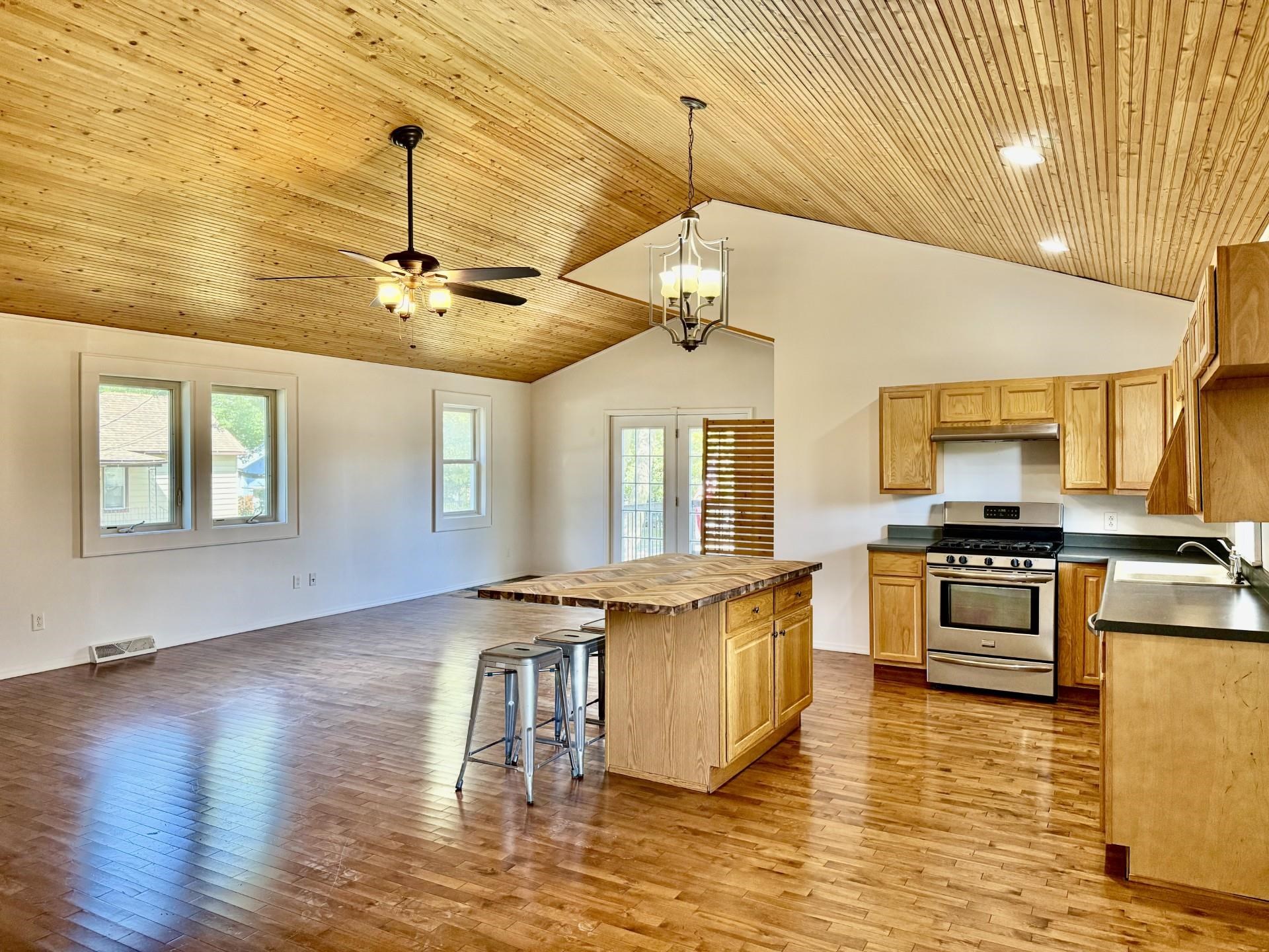 1403 Grant Street Peru, IL 61354 - Photo 4 of 24