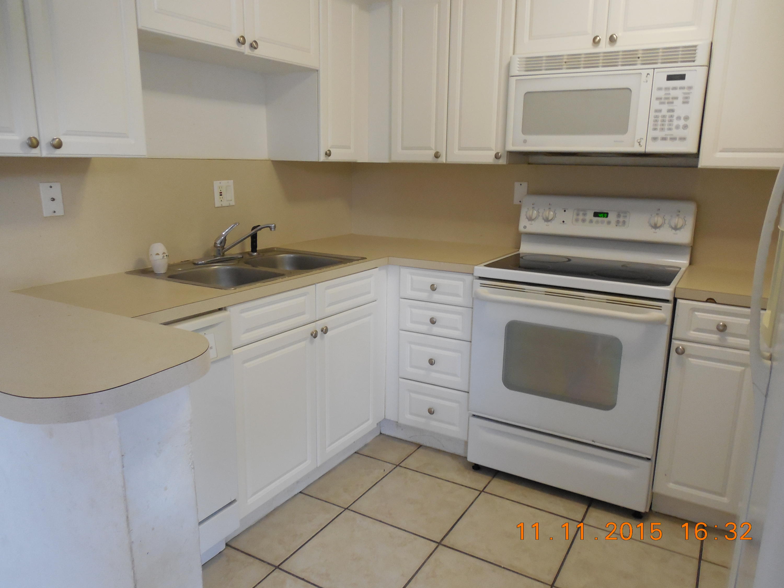 8201 Thames Boulevard, Unit A Boca Raton, FL 33433 - Photo 4 of 11 Kitchen