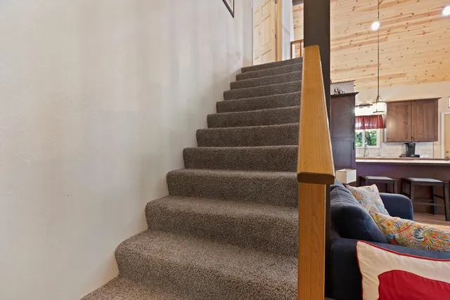 a view of entryway with livingroom