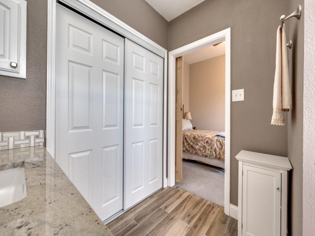 4321 Harvest Hill Road Carrollton, TX 75010 - Photo 19 of 25 a en suite bathroom with a sink and a mirror