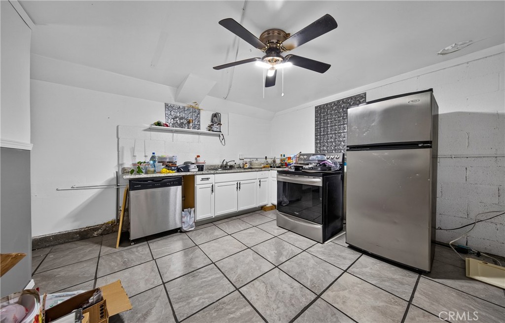 8929 Central Road Apple Valley, CA 92308 - Photo 33 of 43 Kitchen in the ADU