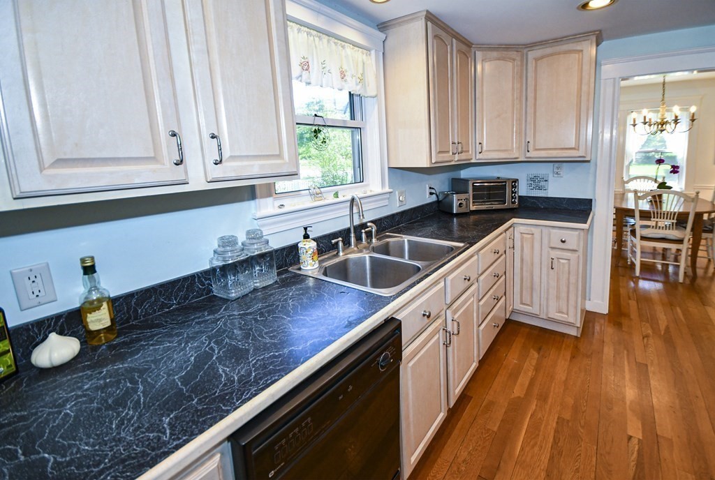 52 Buckingham Road North Andover, MA 01845 - Photo 6 of 31 Gallery Image 6