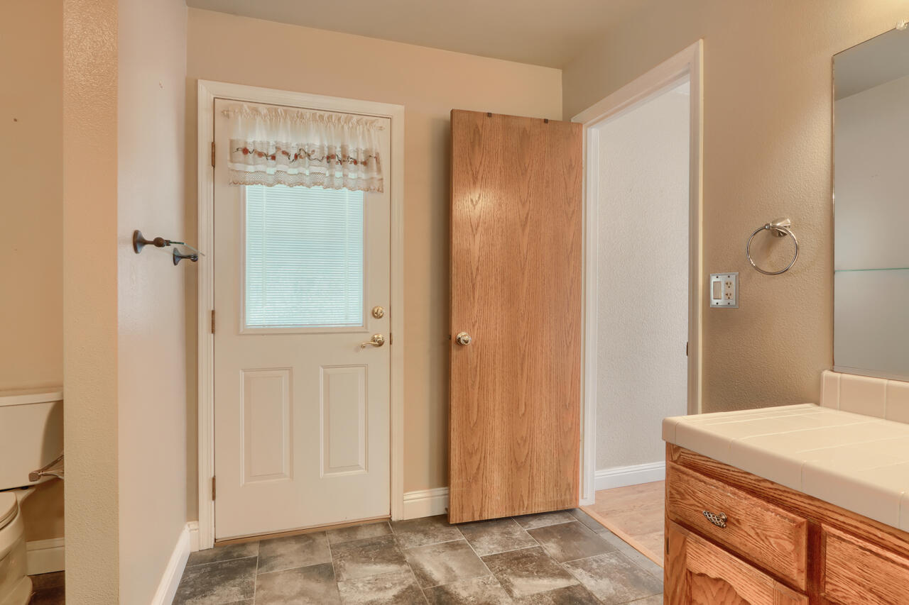 44755 Savage Road Coarsegold, CA 93614 - Photo 29 of 68 25-master-bathroom