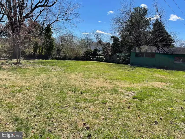 a view of a yard with a house