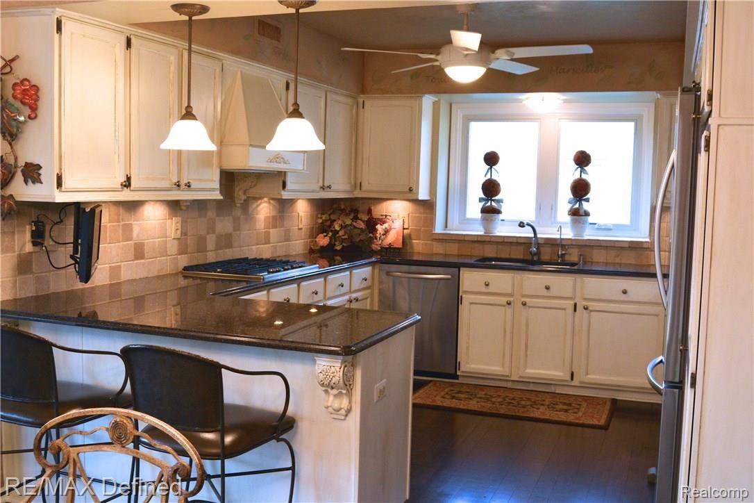 1216 Bembridge Drive Rochester, MI 48307 - Photo 5 of 46 DSC_1300.JPG