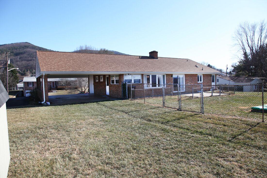 7424 Tinkerview Road Roanoke, VA 24019 - Photo 2 of 21 Front