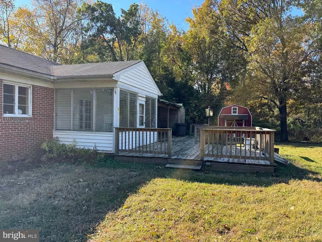 a view of a yard with a house