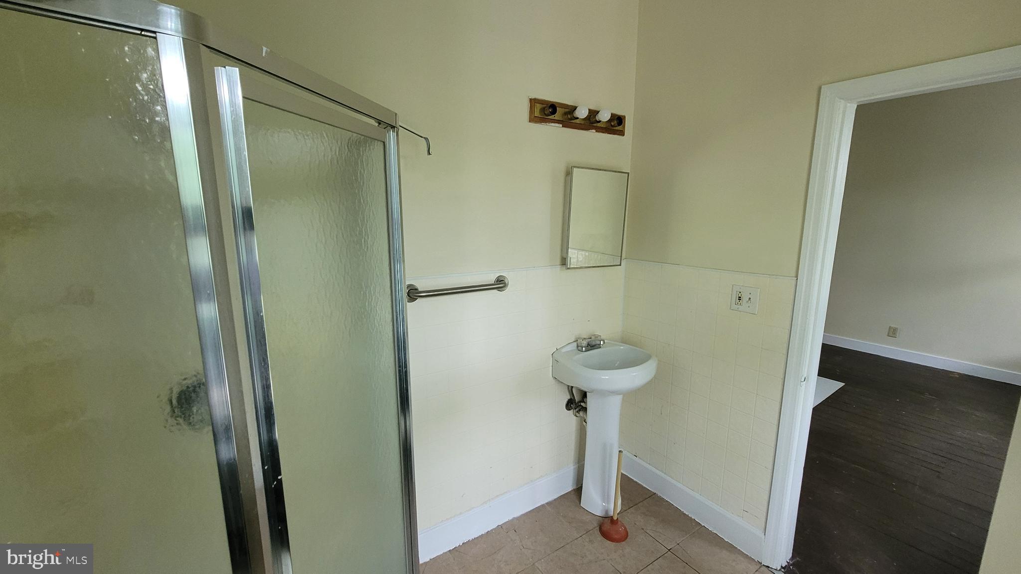 146 North 5th Street Reading, PA 19601 - Photo 46 of 53 a bathroom with a shower