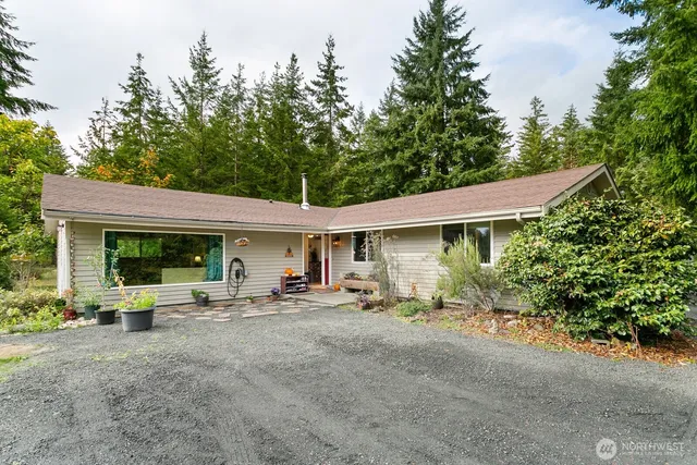 a view of a house with backyard and sitting area