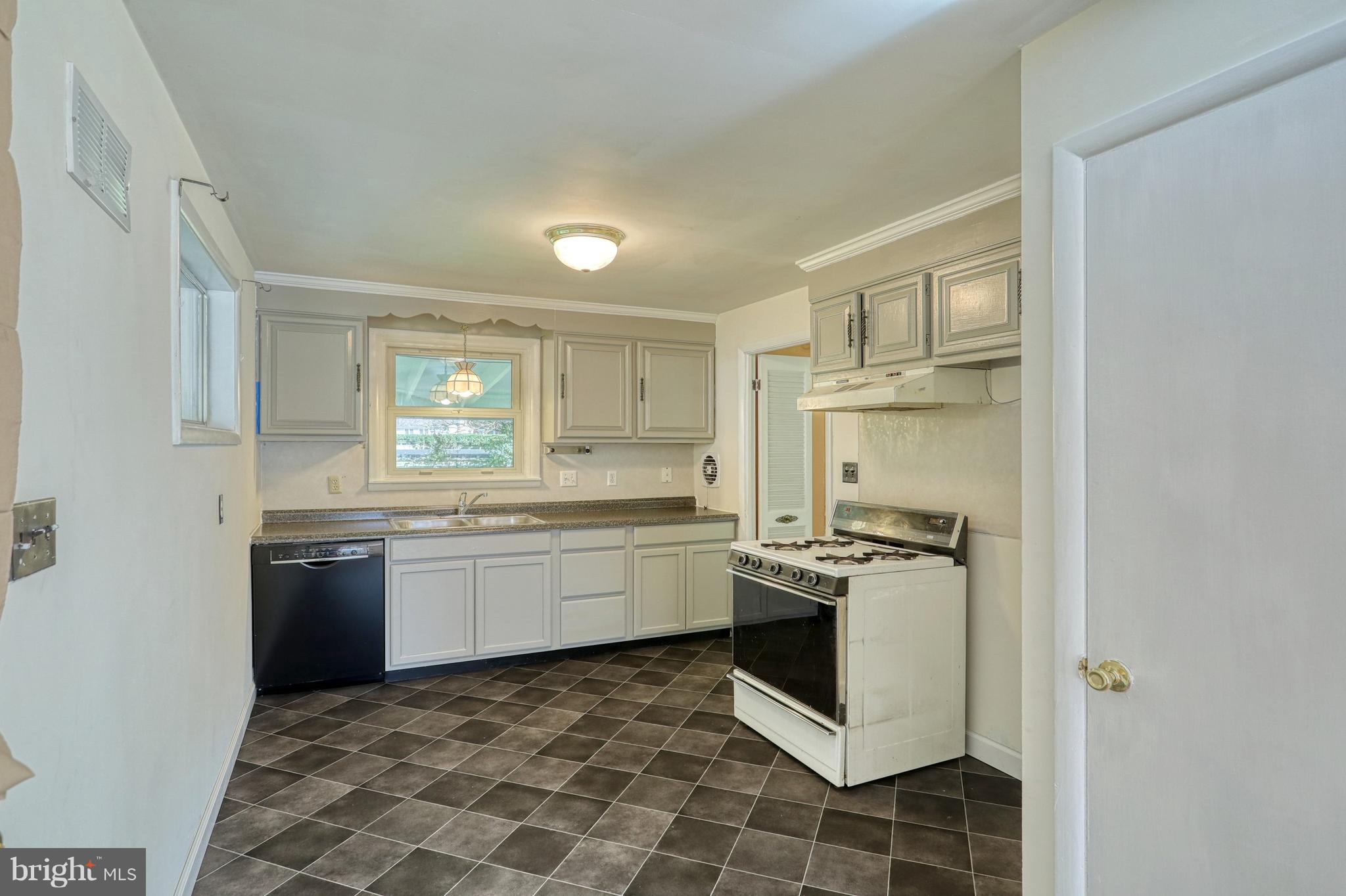2417 Cambridge Road York, PA 17402 - Photo 13 of 27 Gallery Image 13