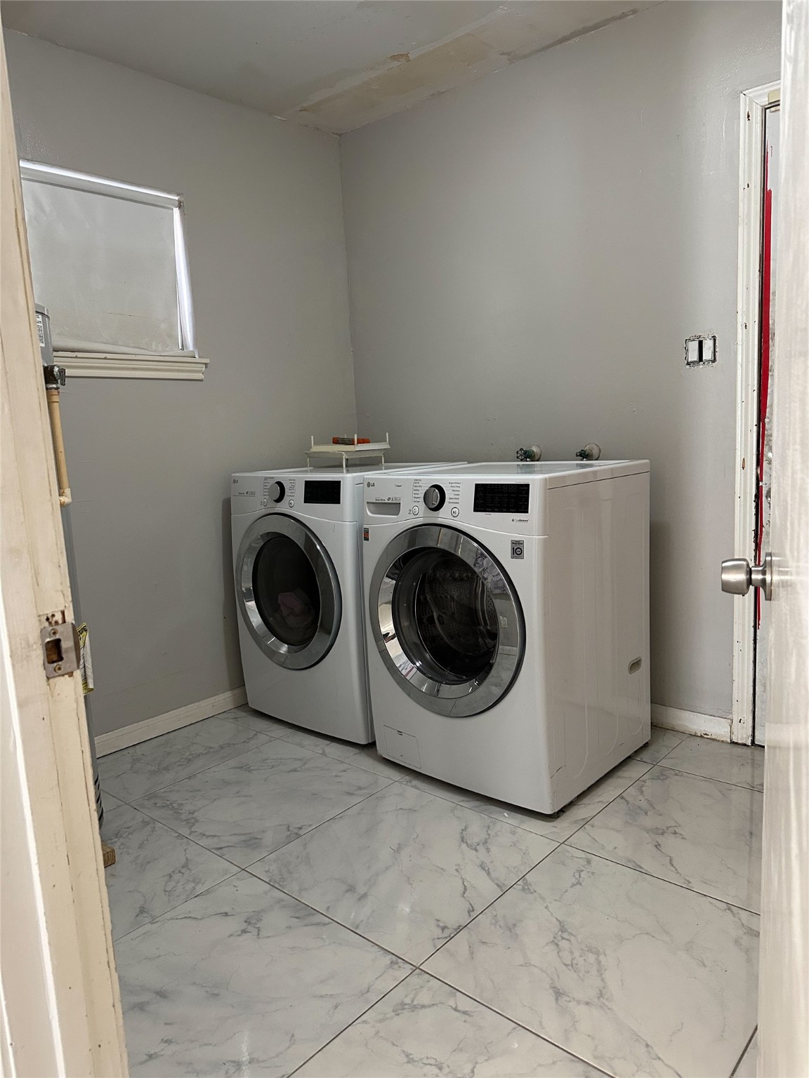1011 Whitestone Lane Houston, TX 77073 - Photo 28 of 32 a utility room with dryer and washer