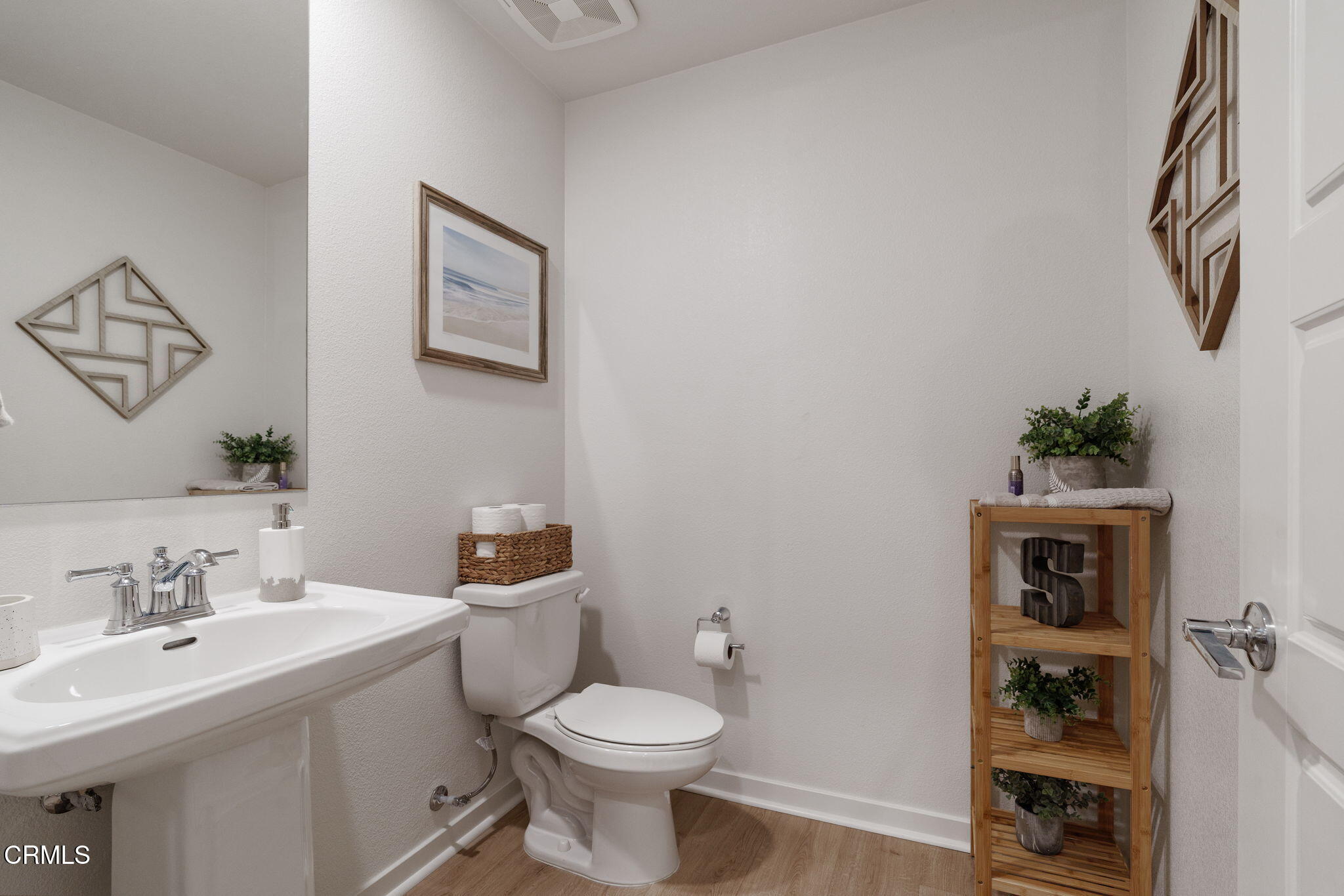751 Winchester Drive Oxnard, CA 93036 - Photo 17 of 33 a bathroom with a toilet a sink and mirror