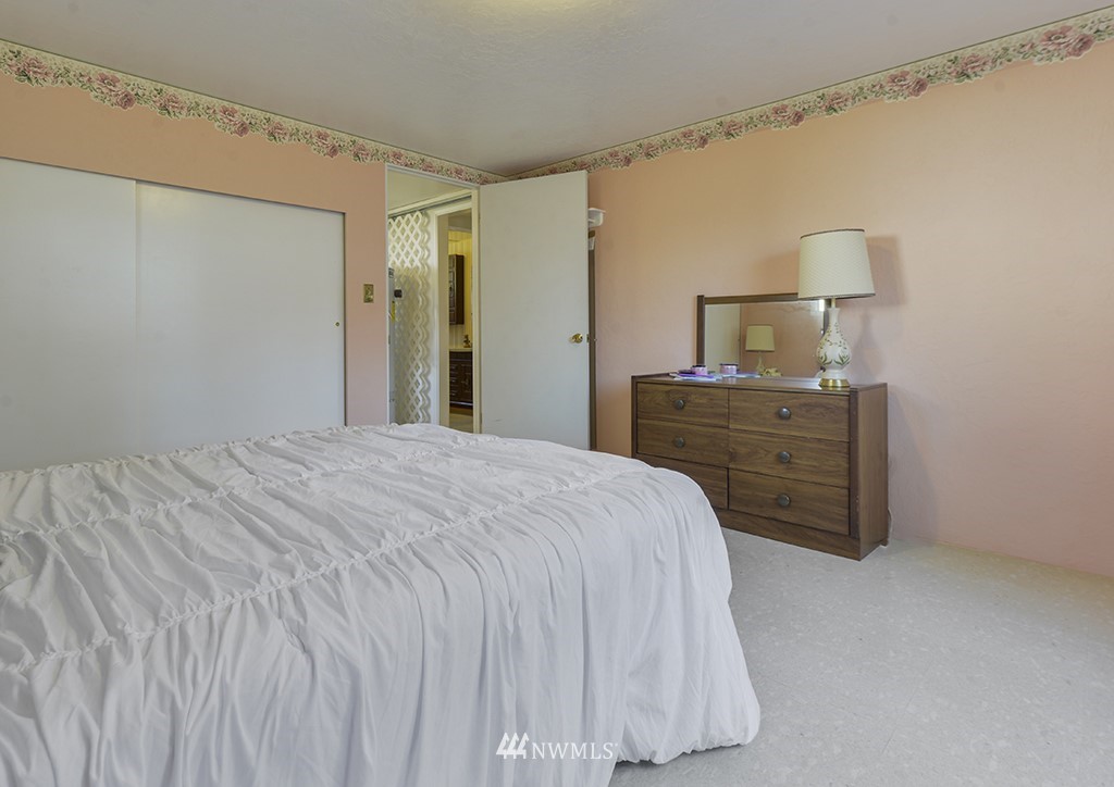 15256 Southeast 116th Street Renton, WA 98059 - Photo 12 of 38 a bedroom with a bed and a lamp on dresser