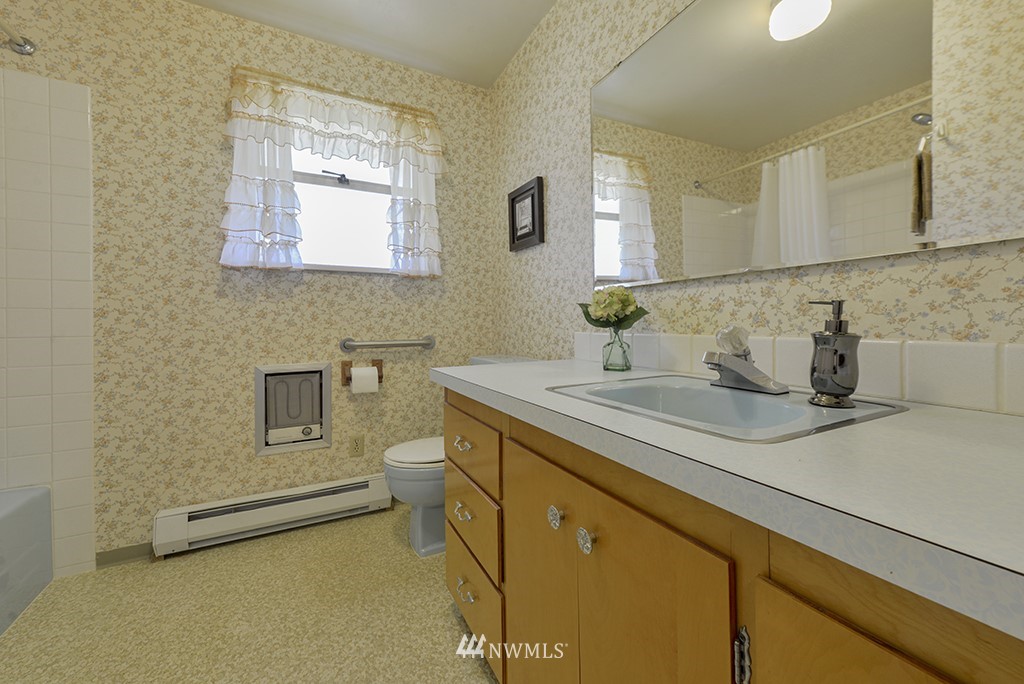 15256 Southeast 116th Street Renton, WA 98059 - Photo 28 of 38 a bathroom with a sink a mirror and a bathtub