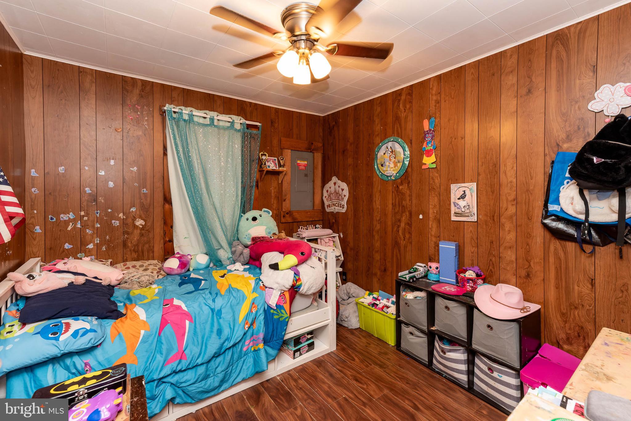 550 Quinton-Marlboro Road Bridgeton, NJ 08302 - Photo 12 of 30 a living room filled with furniture and a window