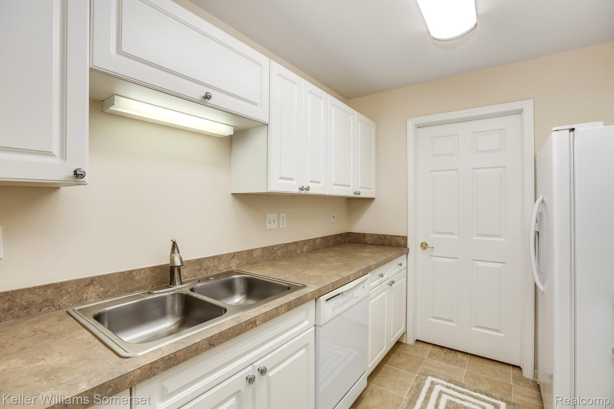 3387 Tremonte Circle Rochester, MI 48306 - Photo 7 of 34 13-web-or-mls-3387 Tremonte Circle South0010.jpg