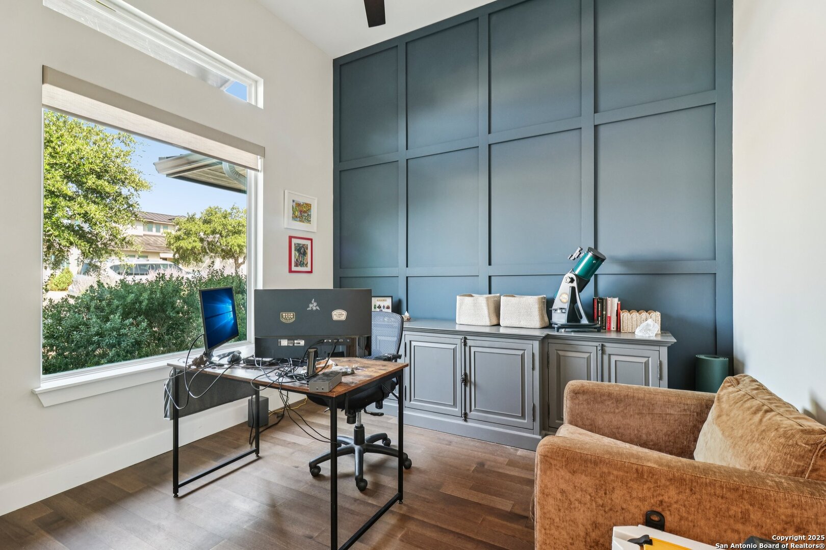 517 Preston Trail Boerne, TX 78006 - Photo 16 of 40 a living room with furniture and a window