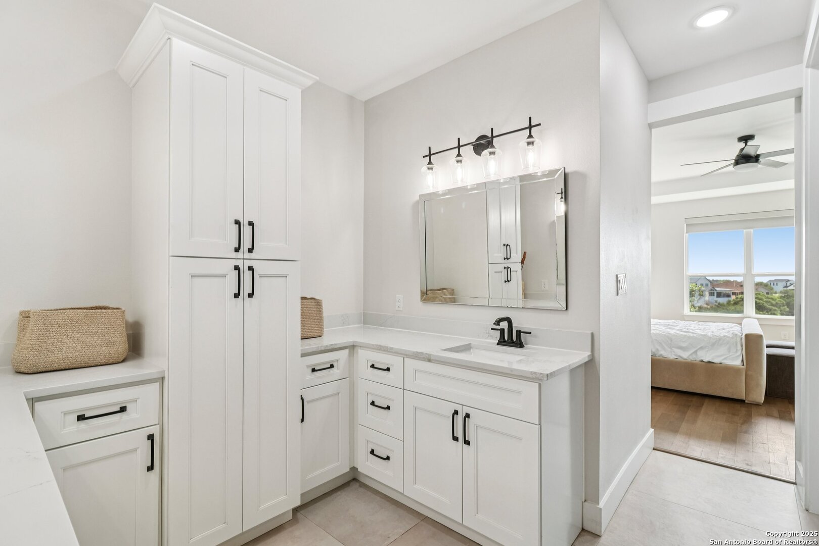 517 Preston Trail Boerne, TX 78006 - Photo 24 of 40 a bathroom with a double vanity sink mirror and bathtub