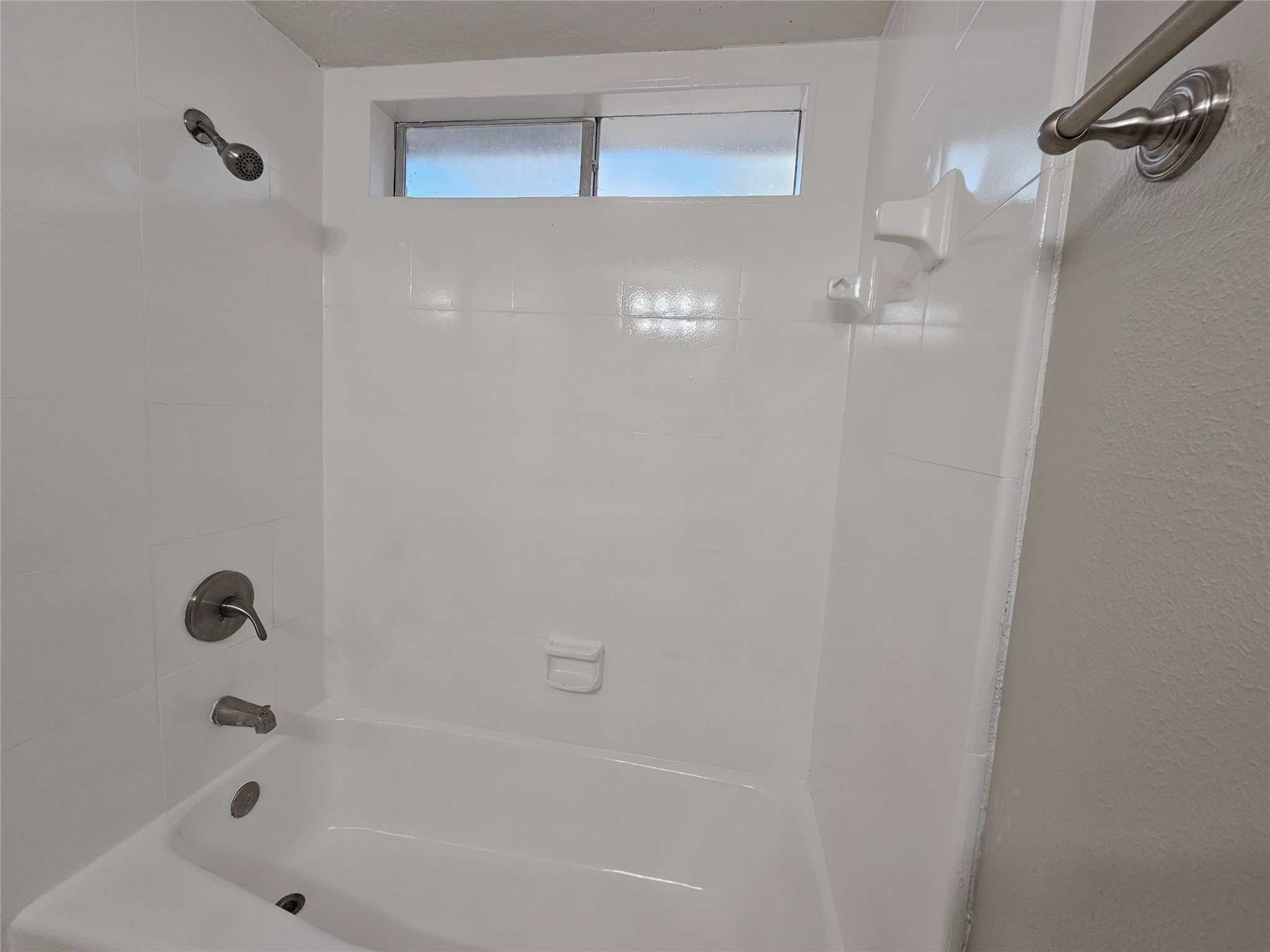 6126 Inway Drive Spring, TX 77389 - Photo 18 of 27 a bathroom with a bathtub