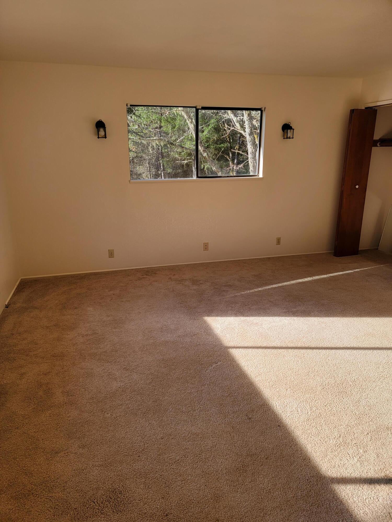4154 Deer Creek Road Selma, OR 97538 - Photo 29 of 45 Primary bdrm