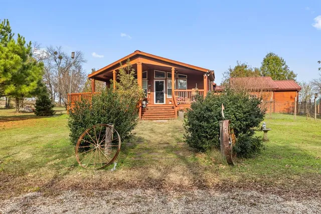 a view of a house with a backyard