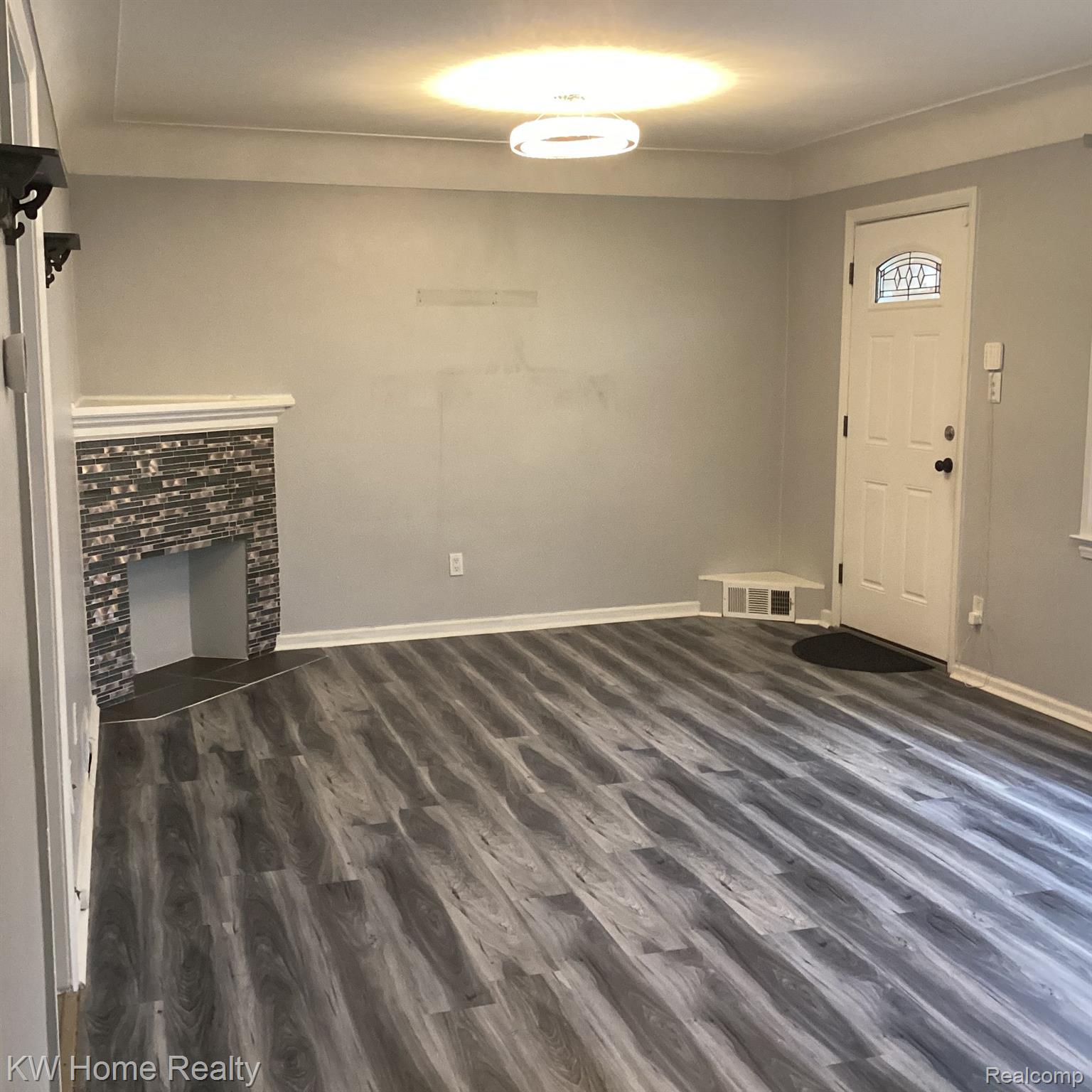 26447 Student Street Redford, MI 48239 - Photo 10 of 38 Living Room