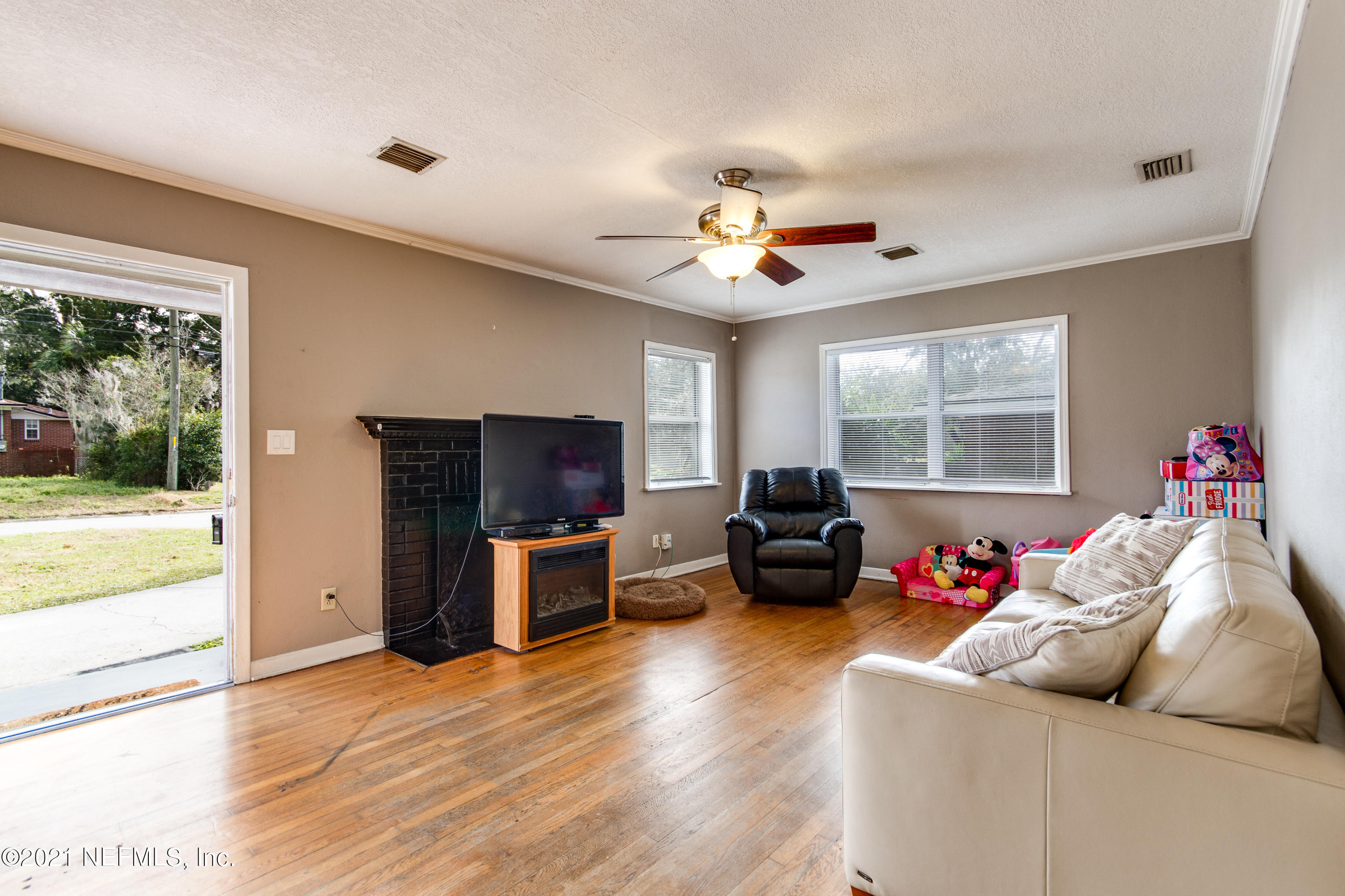 6044 Duke Road Jacksonville, FL 32217 - Photo 5 of 24 a living room with furniture and a flat screen tv