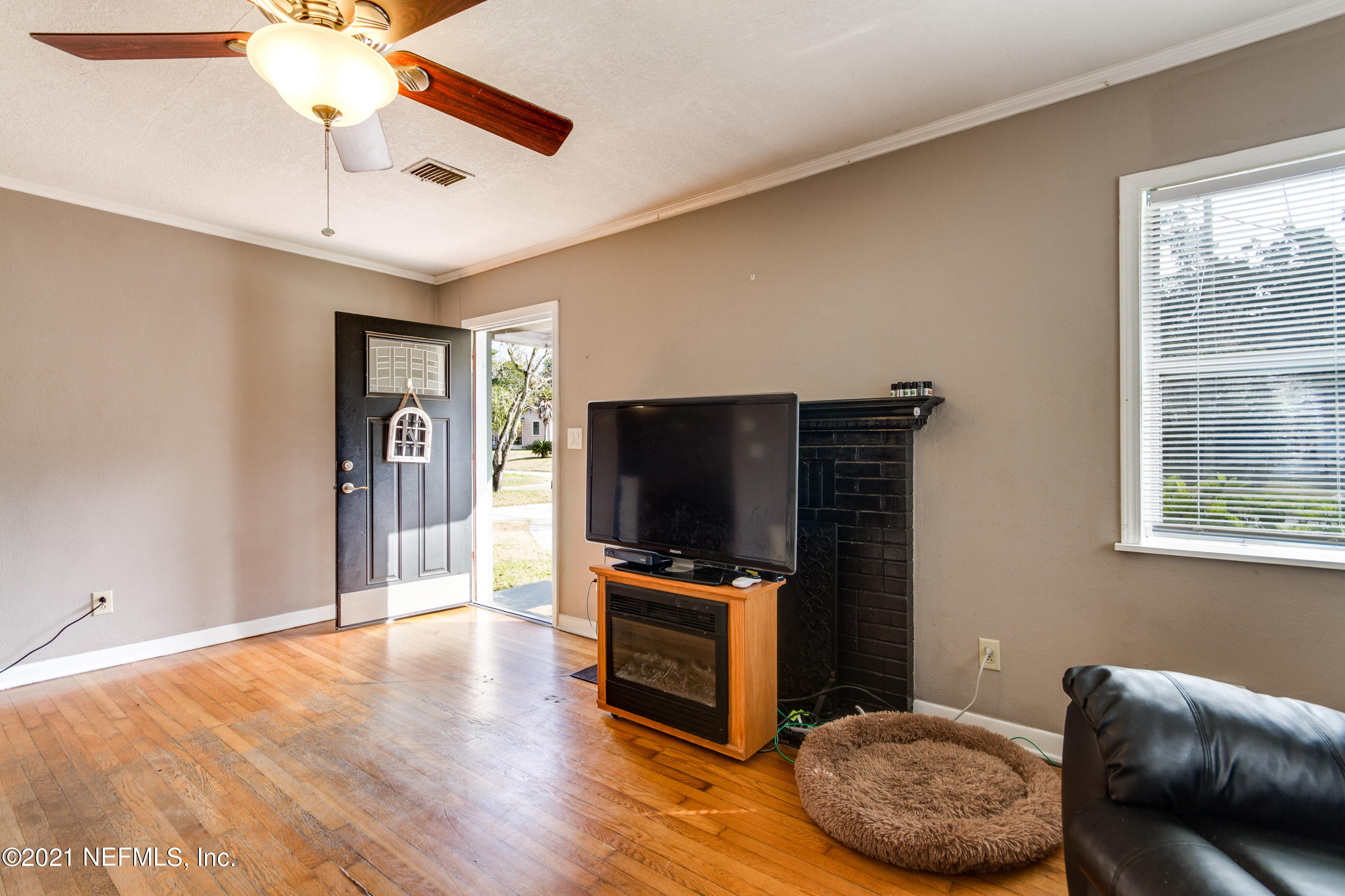 6044 Duke Road Jacksonville, FL 32217 - Photo 6 of 24 a living room with furniture and a flat screen tv
