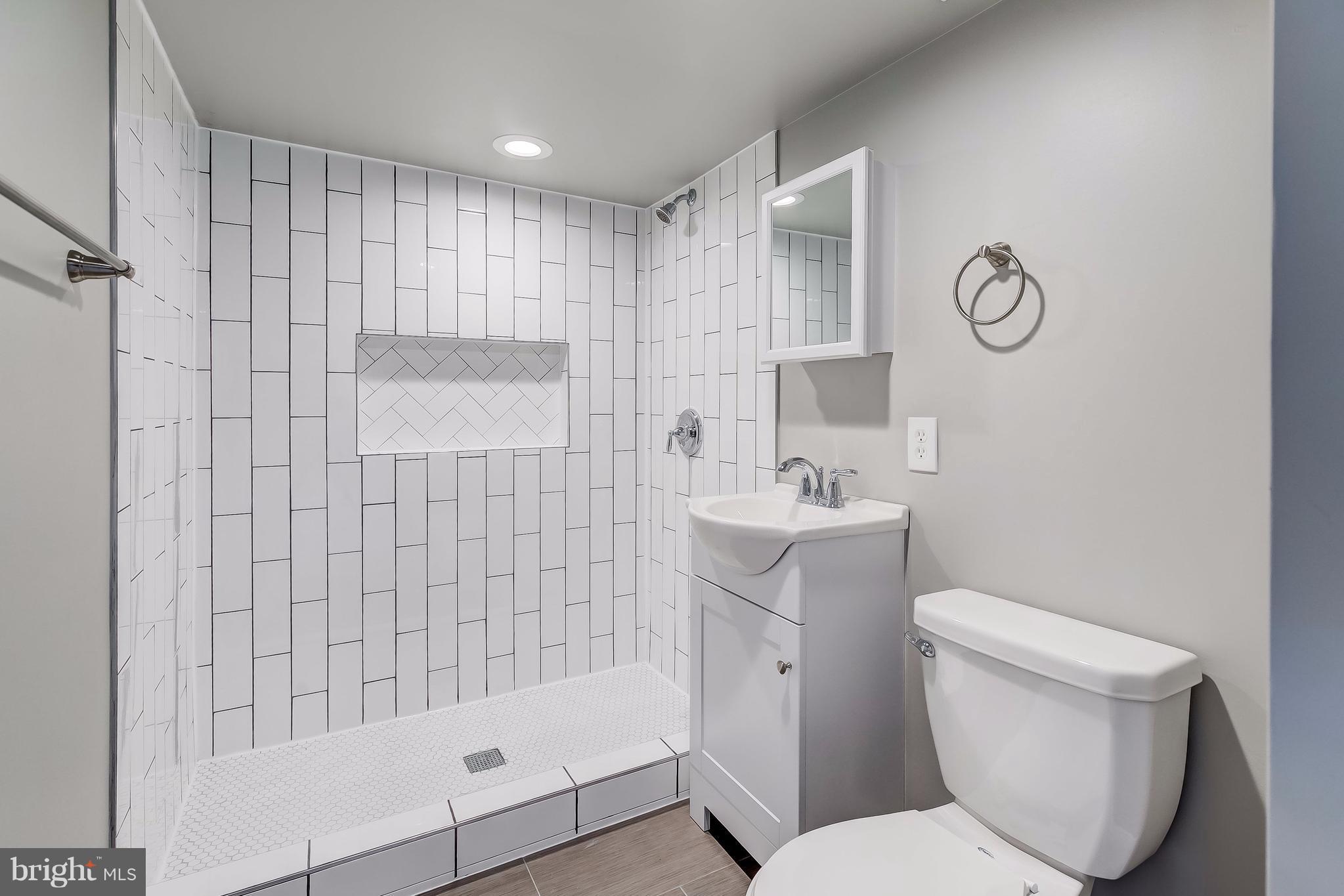 1230 Greystone Road Baltimore, MD 21227 - Photo 20 of 27 Bath