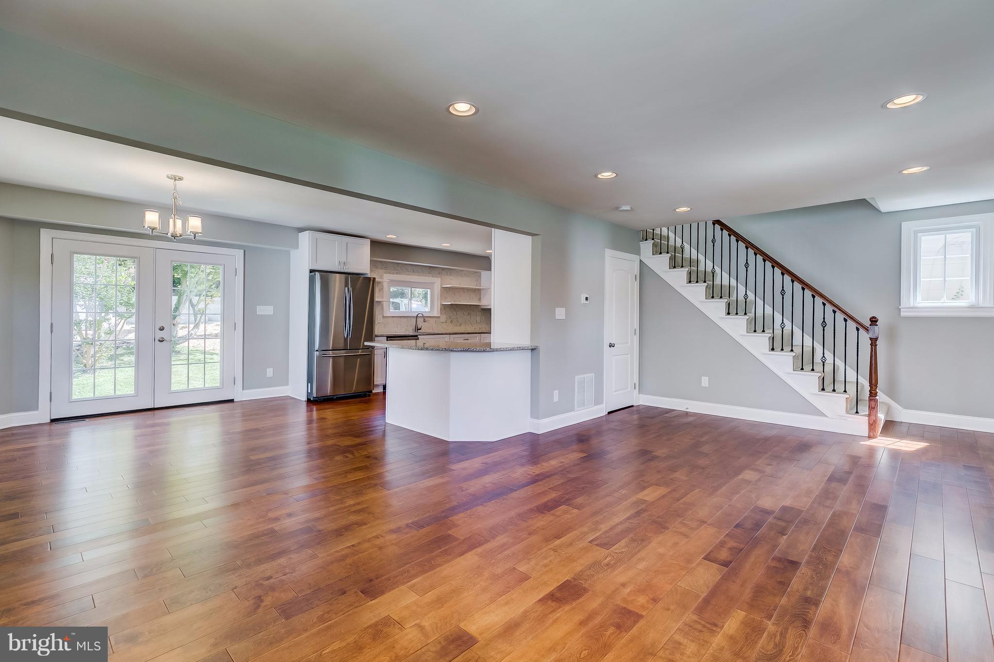1230 Greystone Road Baltimore, MD 21227 - Photo 4 of 27 Living Room