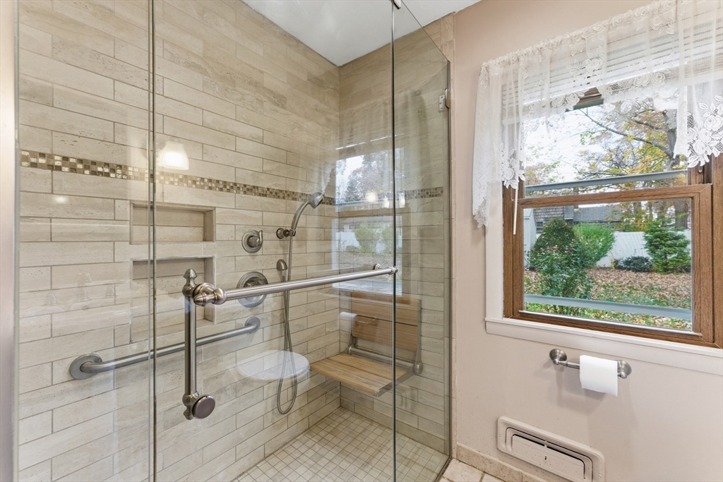 56 Hadley Street Springfield, MA 01118 - Photo 15 of 42