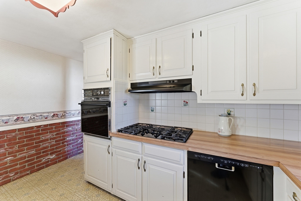 56 Hadley Street Springfield, MA 01118 - Photo 7 of 42