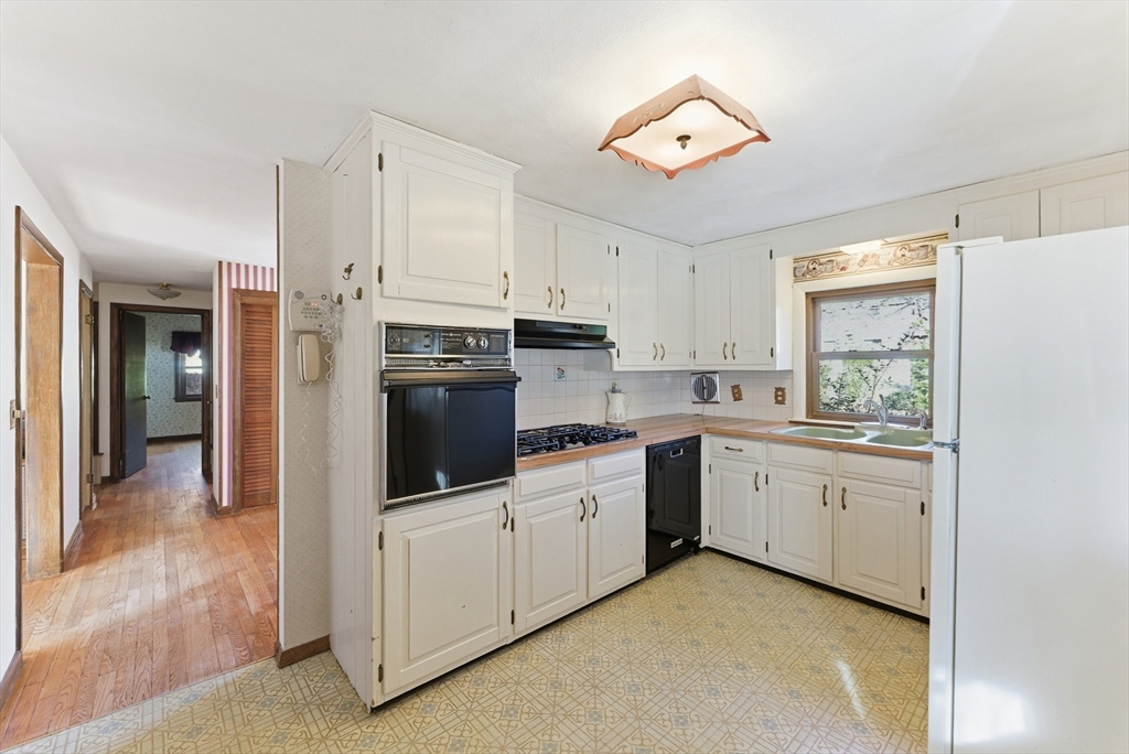 56 Hadley Street Springfield, MA 01118 - Photo 8 of 42