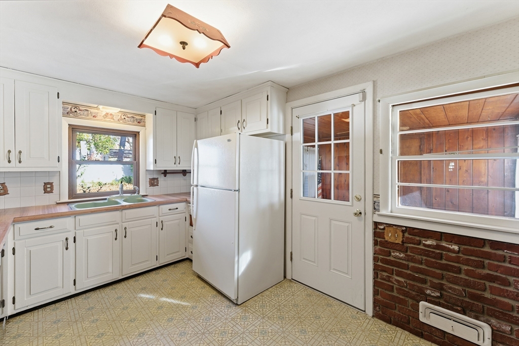 56 Hadley Street Springfield, MA 01118 - Photo 9 of 42