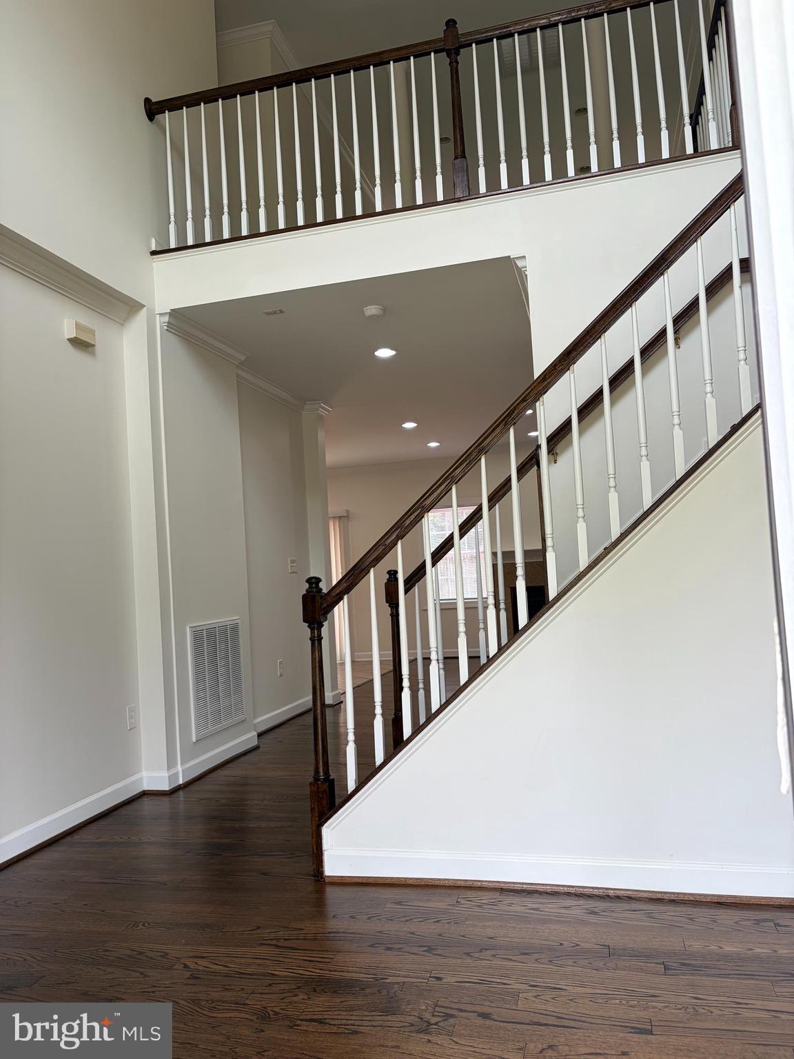 6711 Greendale Road Alexandria, VA 22310 - Photo 4 of 35 Two Story Foyer