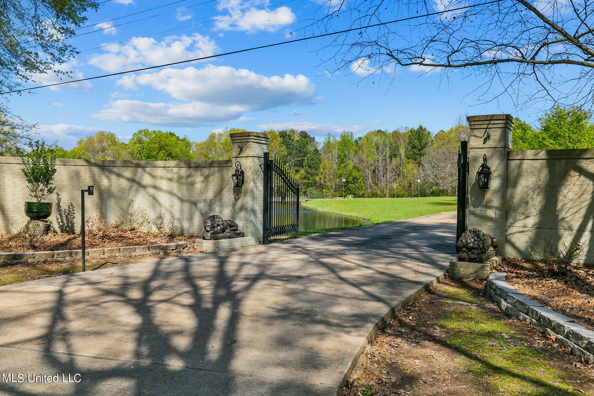 848 Old Agency Road Ridgeland, MS 39157 - Photo 11 of 107 Gated entrance