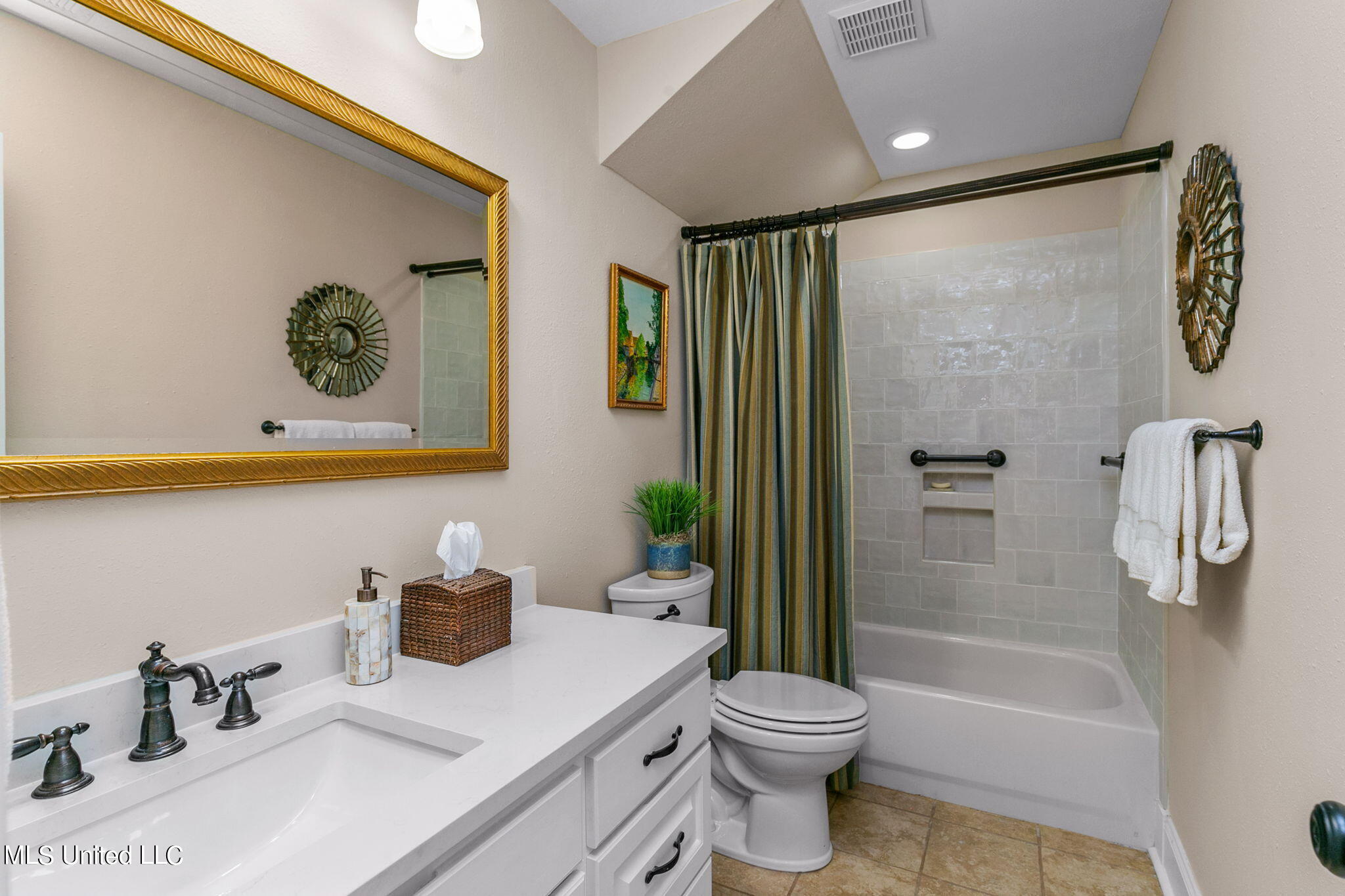848 Old Agency Road Ridgeland, MS 39157 - Photo 74 of 107 3rd Bathroom (upstairs)